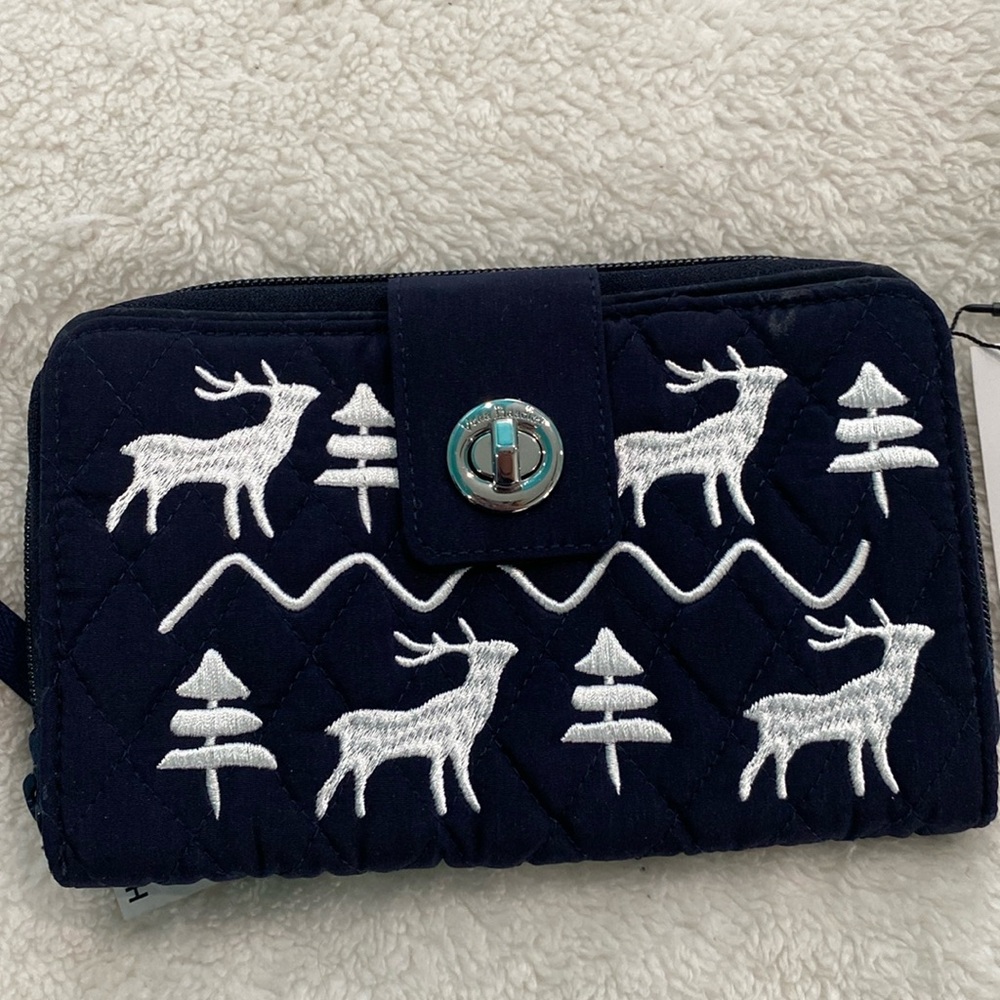 ❄️🆕Vera Bradley Turnlock RFID Wallet “Merry Mischief Snow Day❄️Navy Blue